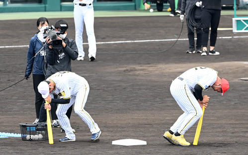 アスレチックで回転する板山（左）と井上（撮影・前岡正明）