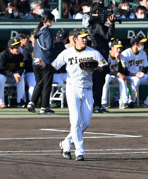 シチュエーションマッチで一塁守備に就く藤浪（撮影・前岡正明）