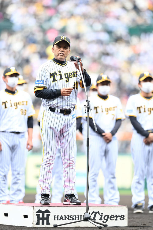 ファンにあいさつをする阪神岡田監督