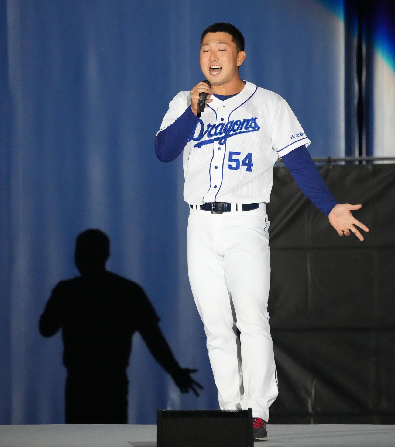 カラオケバトルに飛び入り参加し熱唱する藤嶋（撮影・森本幸一）