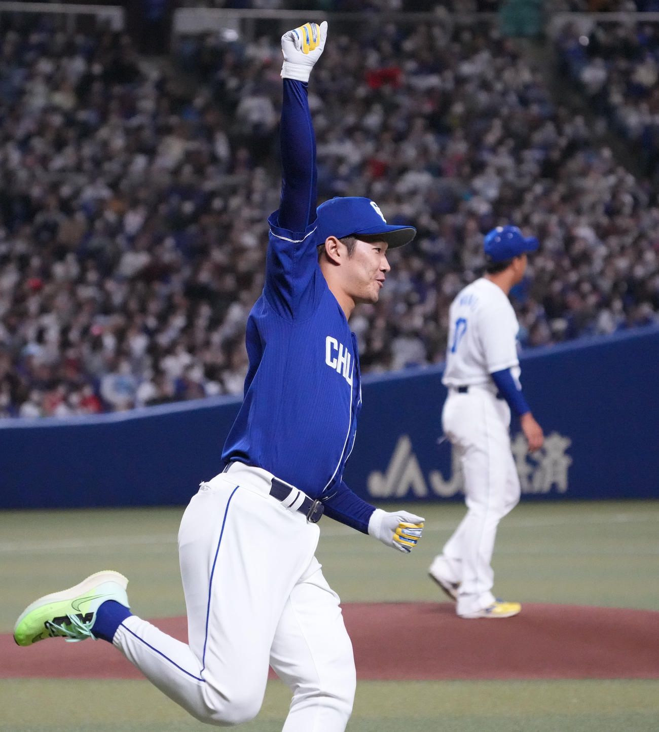 紅白戦5回表野手チーム無死、柳から左前安打を放った京田（撮影・森本幸一）
