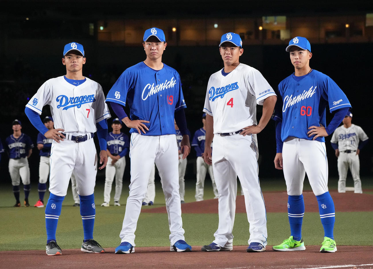 来季の新ユニフォームを着用する（左から）根尾、高橋宏、鵜飼、岡林（撮影・森本幸一）