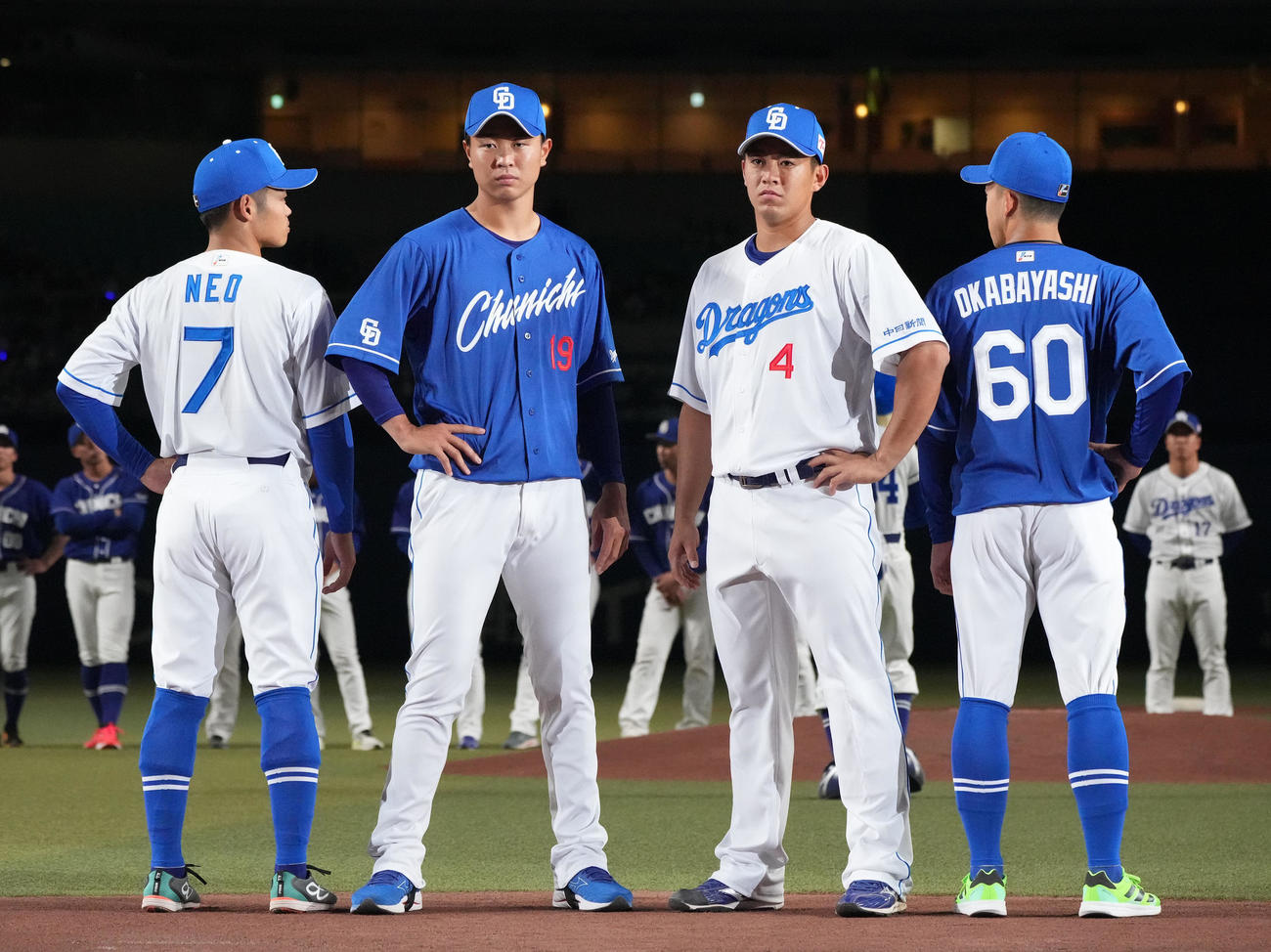 来季の新ユニフォームを着用する（左から）根尾、高橋宏、鵜飼、岡林（撮影・森本幸一）