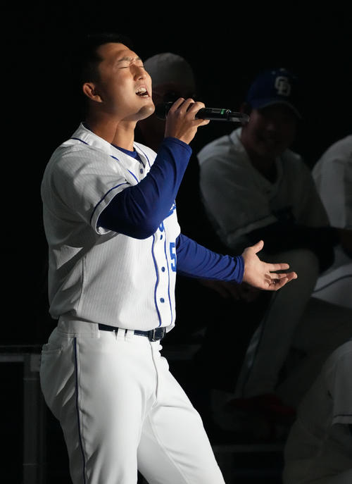 カラオケバトルに飛び入り参加し熱唱する藤嶋（撮影・森本幸一）