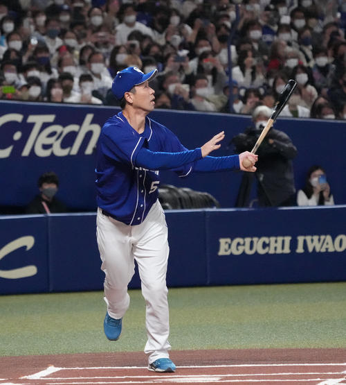 紅白戦5回表野手チーム無死一塁、遊飛に倒れる阿部（撮影・森本幸一）