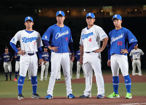 来季の新ユニフォームを着用する（左から）根尾、高橋宏、鵜飼、岡林（撮影・森本幸一）