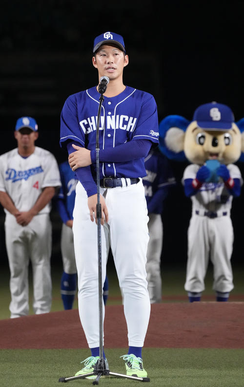 閉会セレモニーであいさつする京田（撮影・森本幸一）