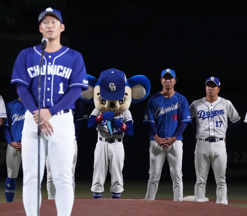 閉会セレモニーの京田のあいさつを聞く柳（右）（撮影・森本幸一）