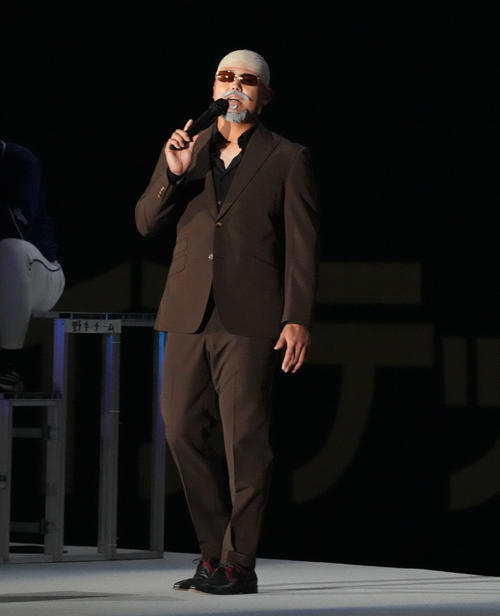 カラオケバトルで松山千春の仮装で熱唱する鈴木（撮影・森本幸一）
