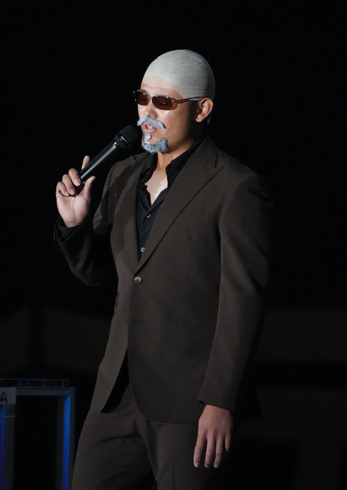 カラオケバトルで松山千春の仮装で熱唱する鈴木（撮影・森本幸一）