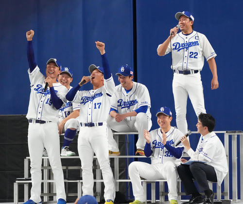 大野雄（後列・右）のかけ声で威勢を上げる（前列・左から）高橋宏、柳（撮影・森本幸一）