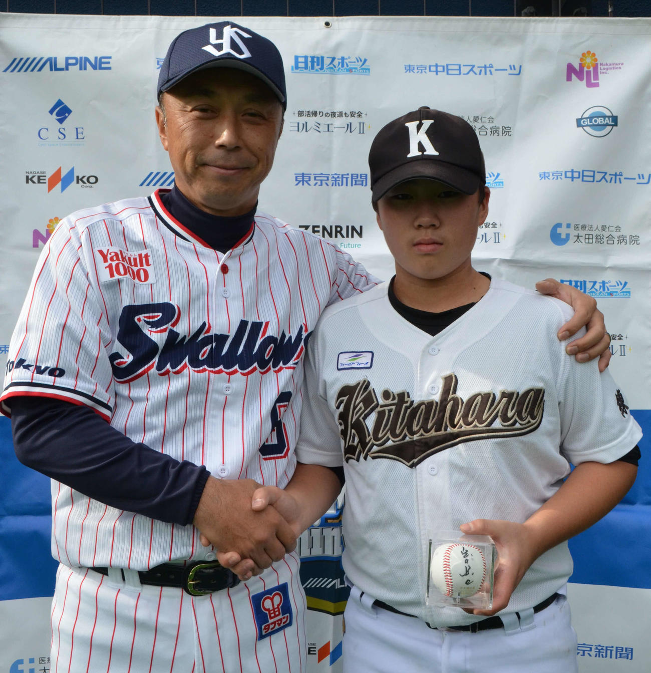 宮本慎也氏と北原少年野球クラブの小高啓士（撮影・吉池彰）