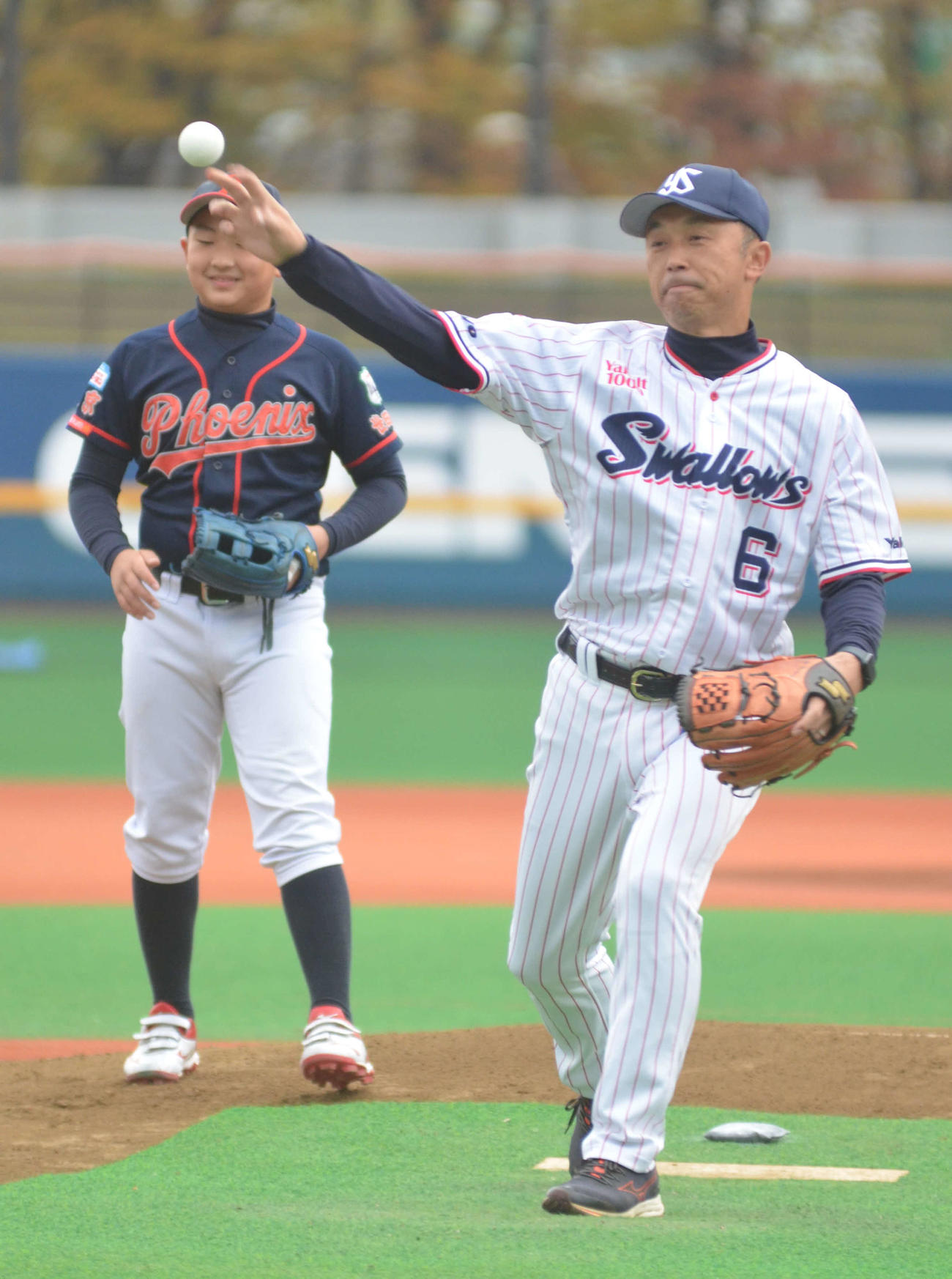 決勝戦で始球式を行う宮本慎也氏（撮影・吉池彰）