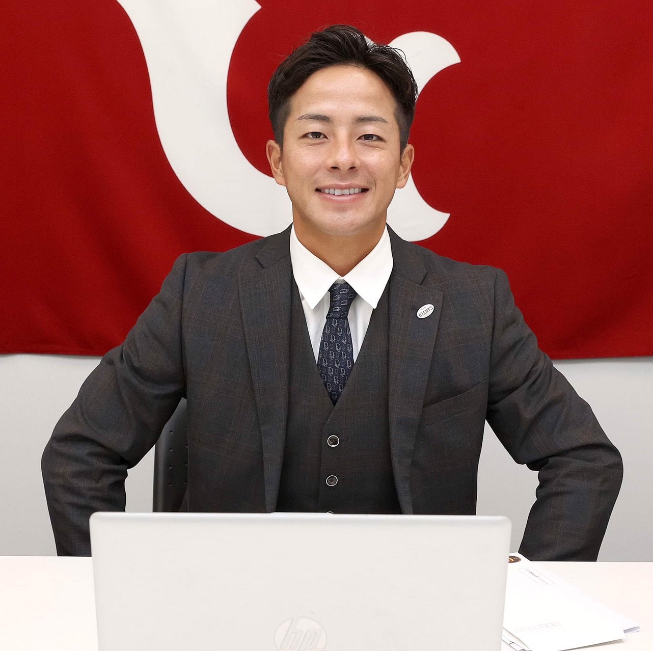 契約更改を行った巨人湯浅（球団提供）