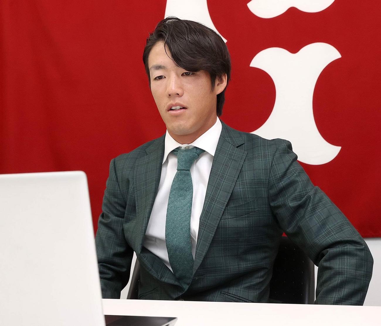 契約更改を行った巨人重信（球団提供）