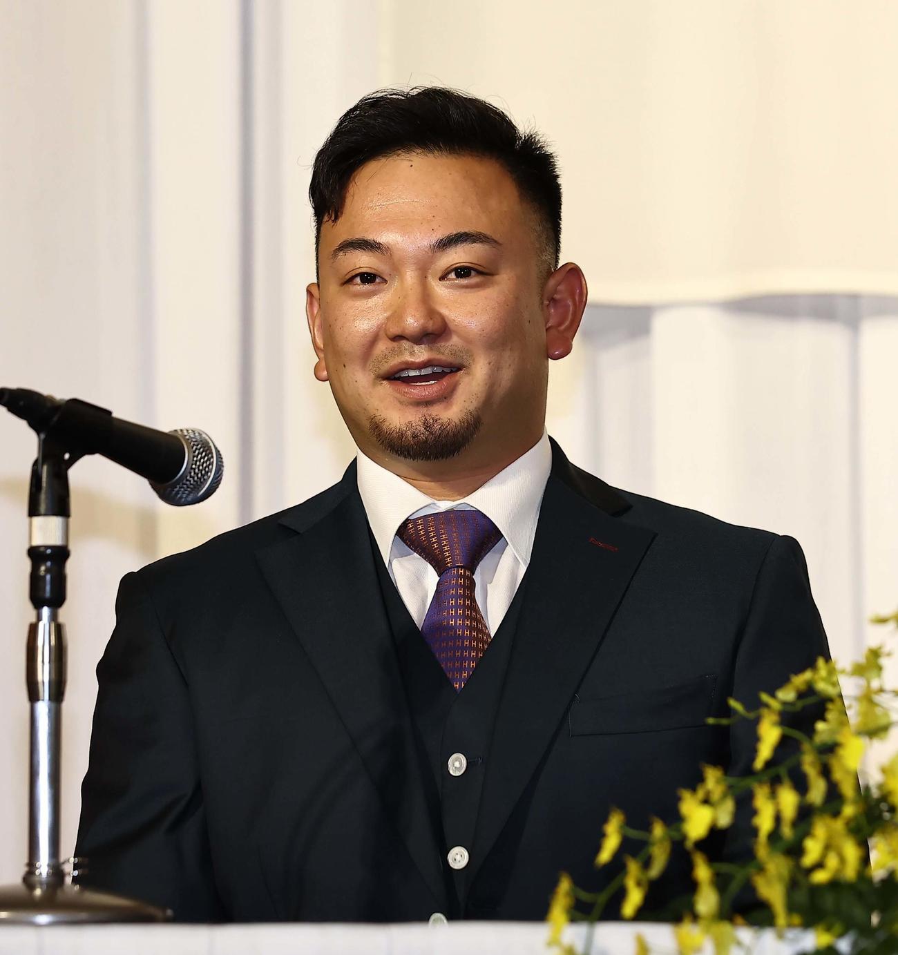 入団会見で笑顔を見せる森（撮影・上田博志）