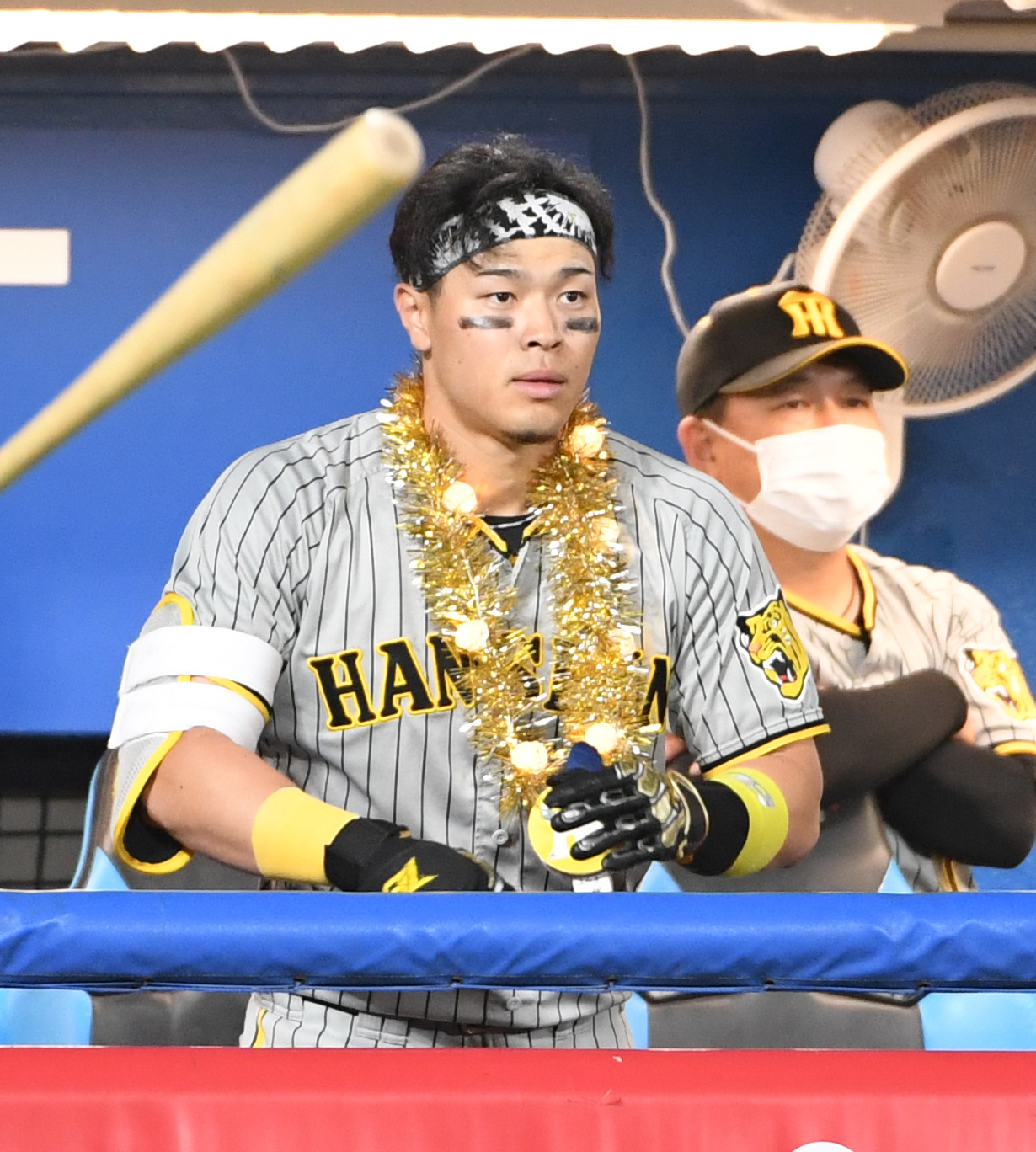 ヤクルト対阪神　6回表阪神無死一塁、佐藤輝は本塁打を放ち虎メダルをかけたままベンチから見つめる（2022年8月17日）