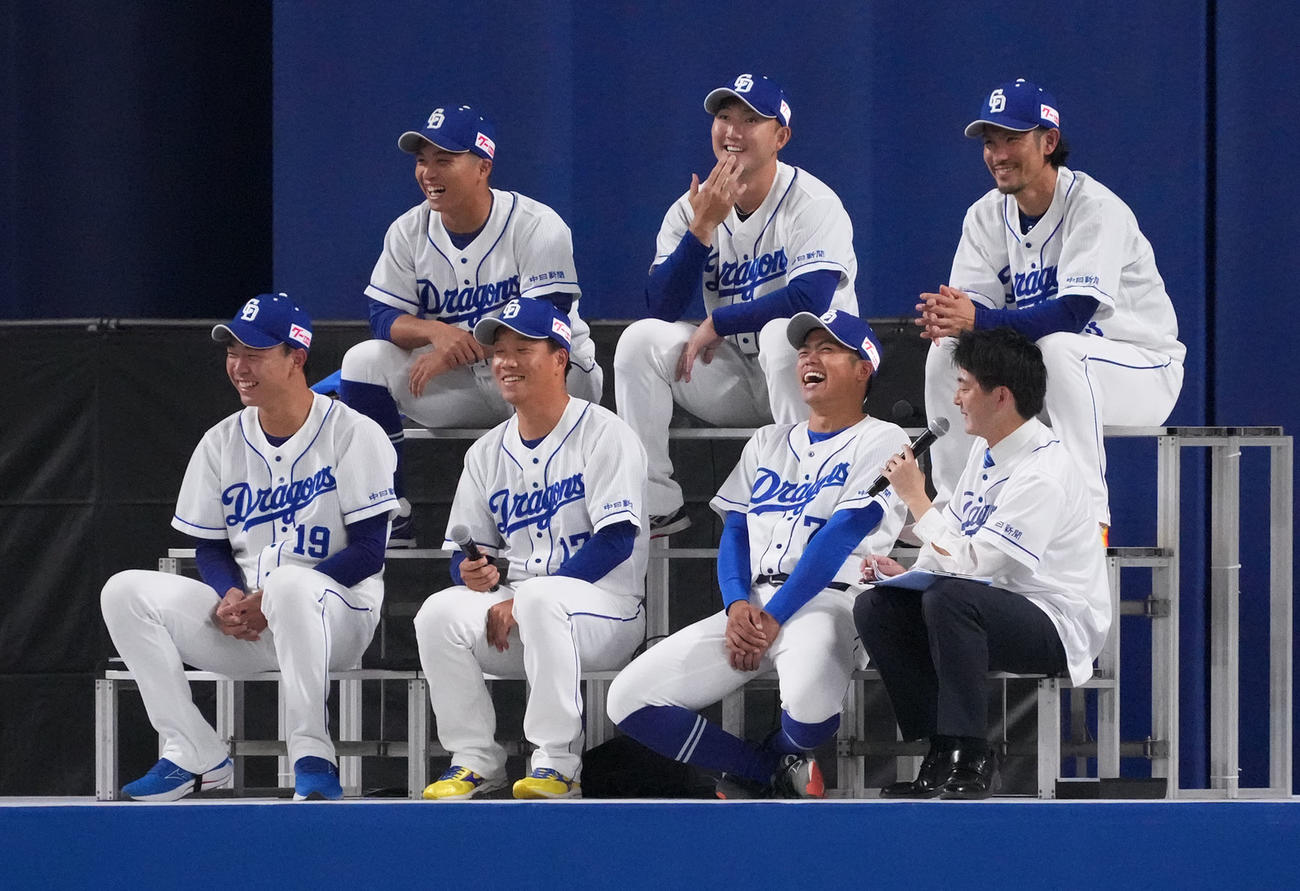 選手座談会で柳（前列・左から2人目）から泳げないことを暴露された根尾（前列・右から2人目）（撮影・森本幸一）