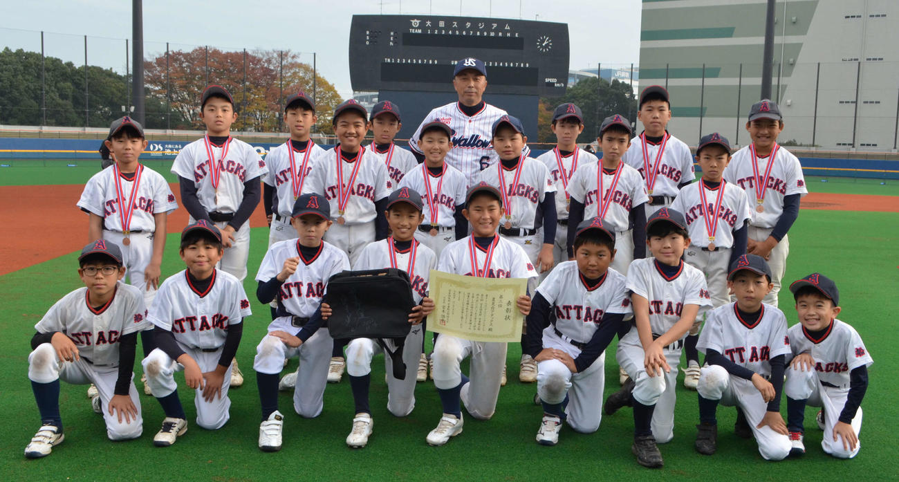 宮本慎也氏（後列中央）と3位の夏見台アタックスの選手たち（撮影・吉池彰）