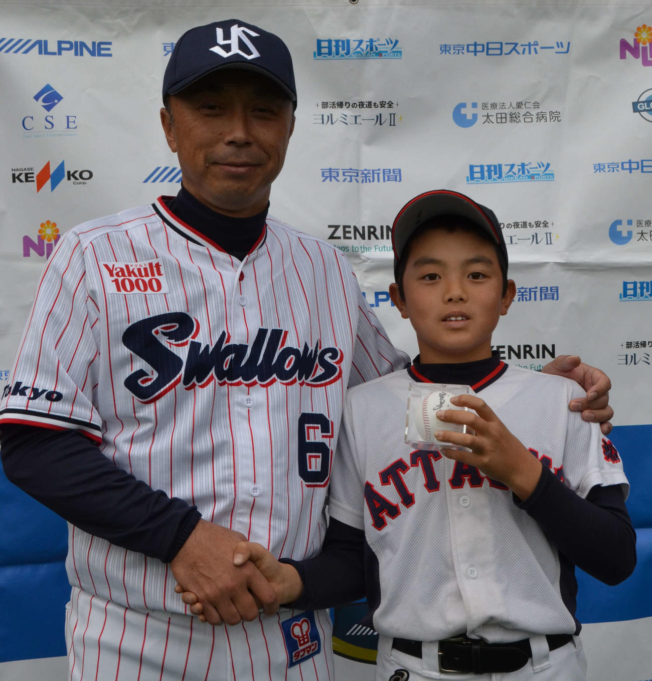 宮本慎也氏（左）と夏見台アタックスの斎藤桂太（撮影・吉池彰）