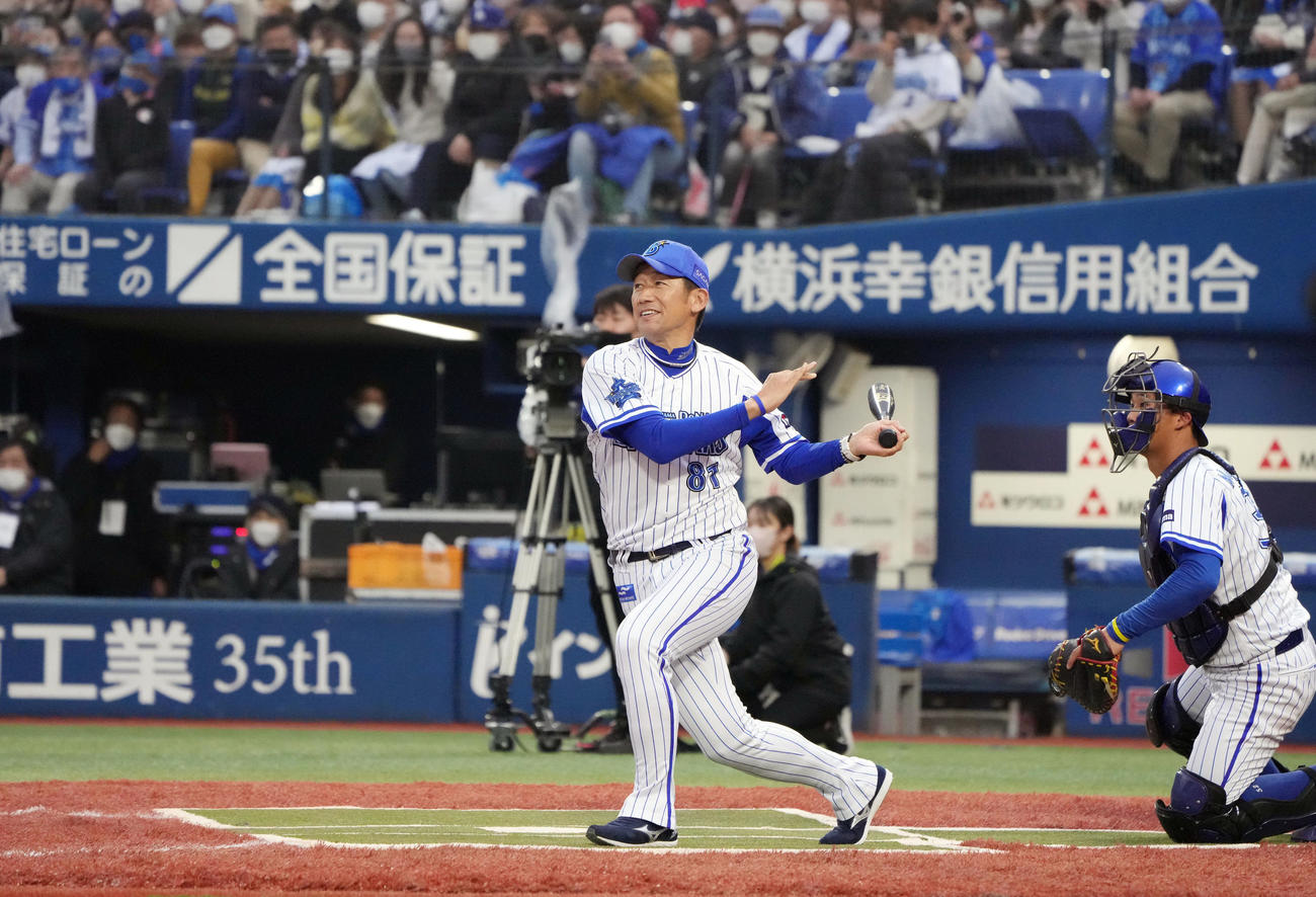 DeNAファン感謝祭　夢のMatch☆Up対決でエンタイトルツーベースを放つ三浦監督（撮影・狩俣裕三）