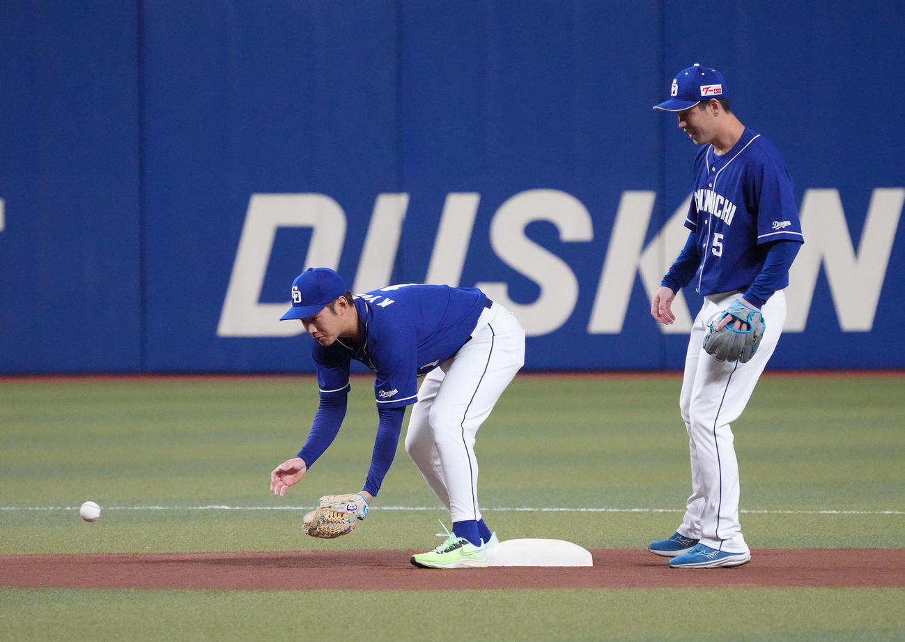 紅白戦で二遊間を組む（左から）京田と阿部（撮影・森本幸一）