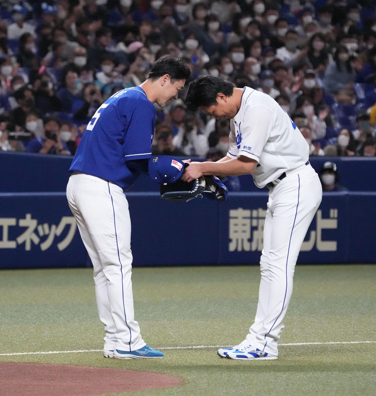 紅白戦5回表野手チーム無死一塁、遊飛に倒れ大野雄と握手を交わす阿部（左）（撮影・森本幸一）