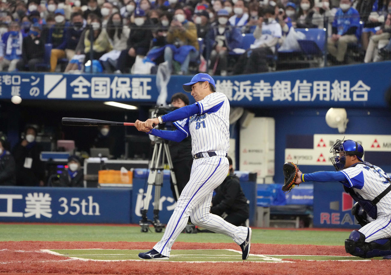 DeNAファン感謝祭　夢のMatch☆Up対決でエンタイトルツーベースを放つ三浦監督（撮影・狩俣裕三）