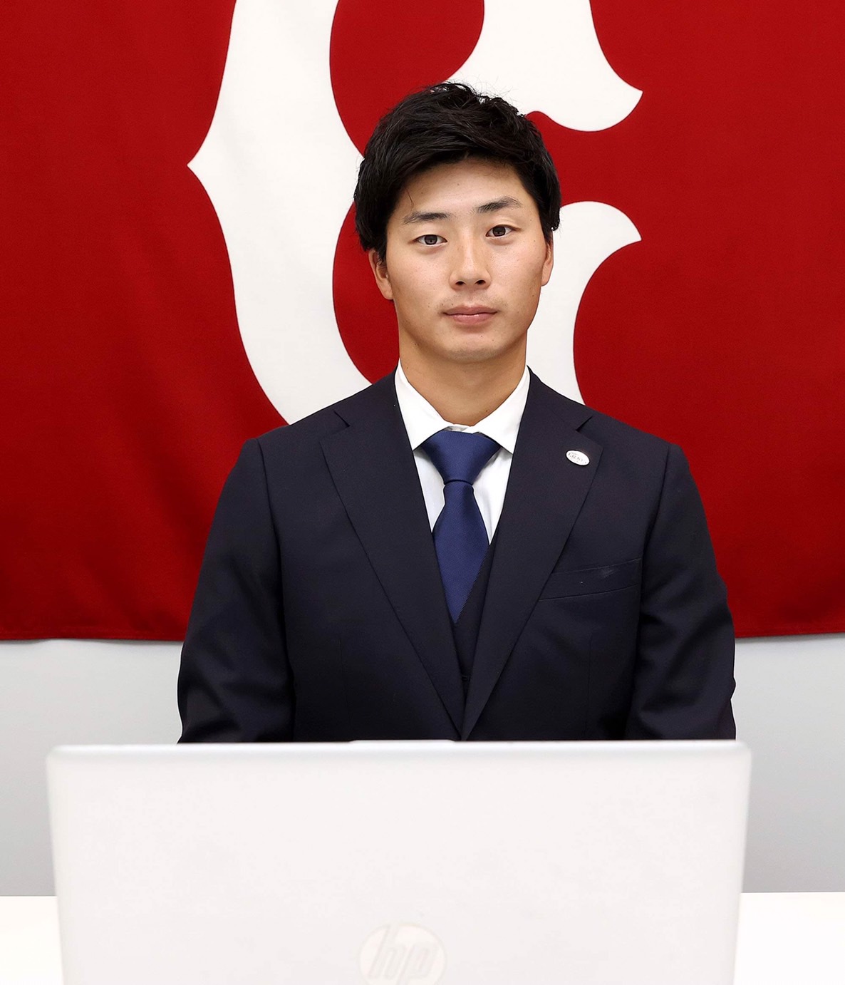 契約更改を行った巨人広岡（球団提供）