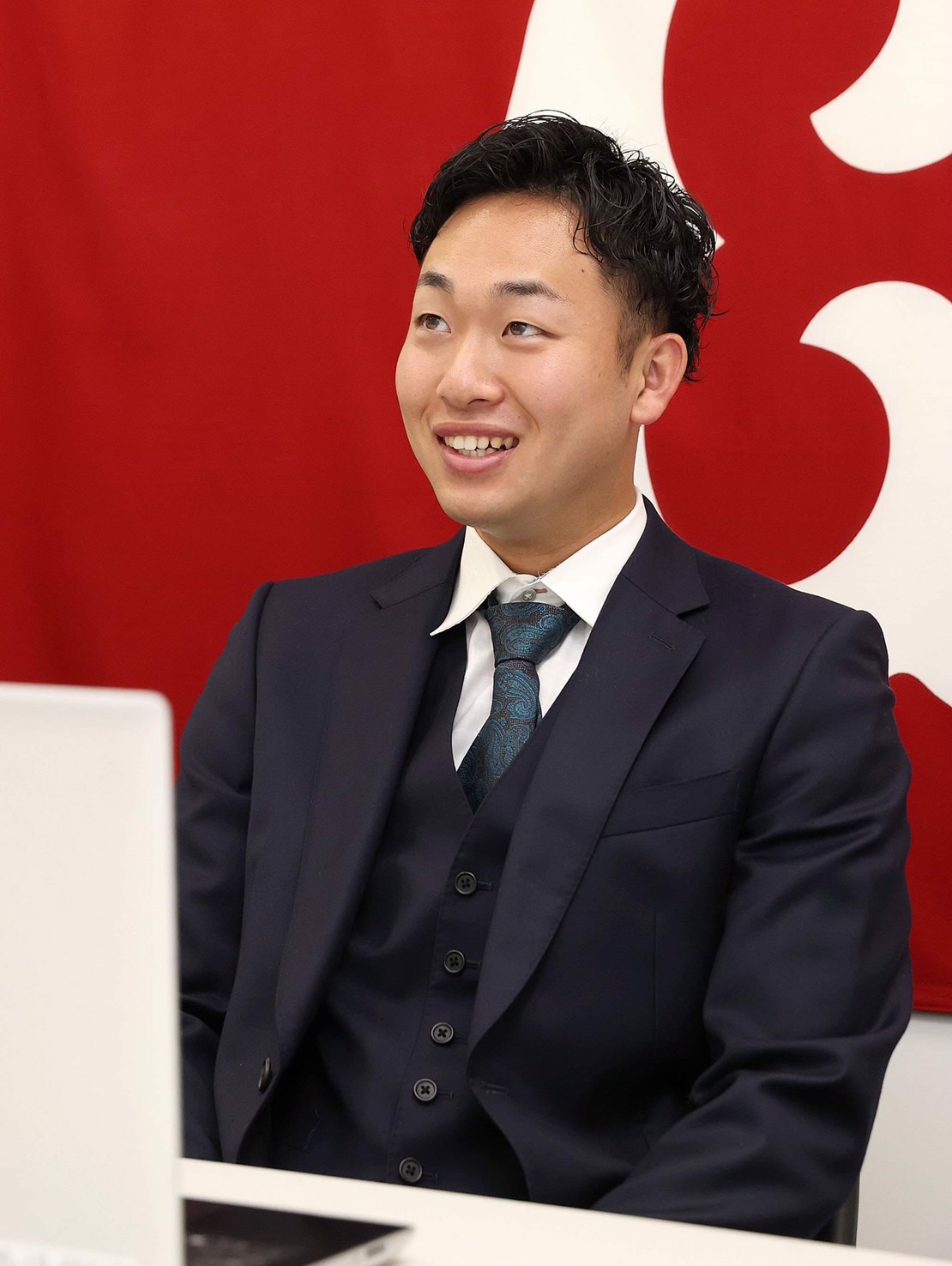 契約更改を行った巨人山崎伊（球団提供）