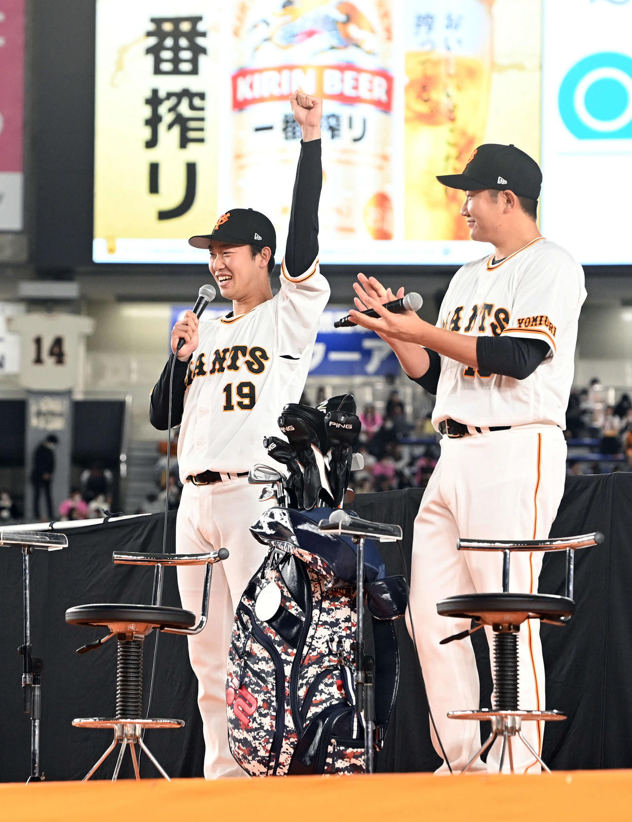 ファンフェスタで菅野（右）からクラブのセットを譲り受けた巨人山崎伊（2022年11月23日撮影）
