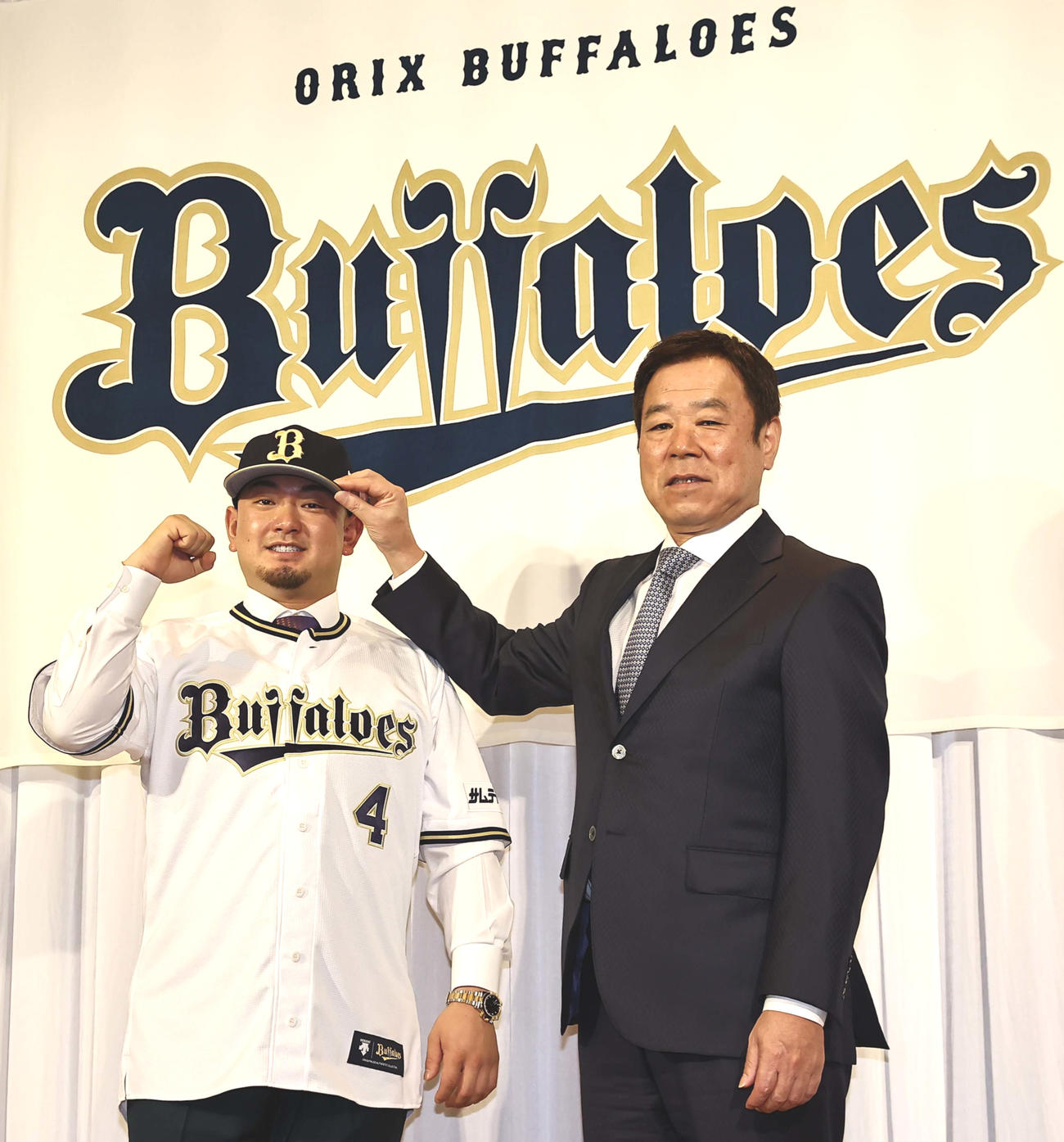 オリックス移籍を発表した森（左）は福良GMと笑顔を見せる（撮影・上田博志）