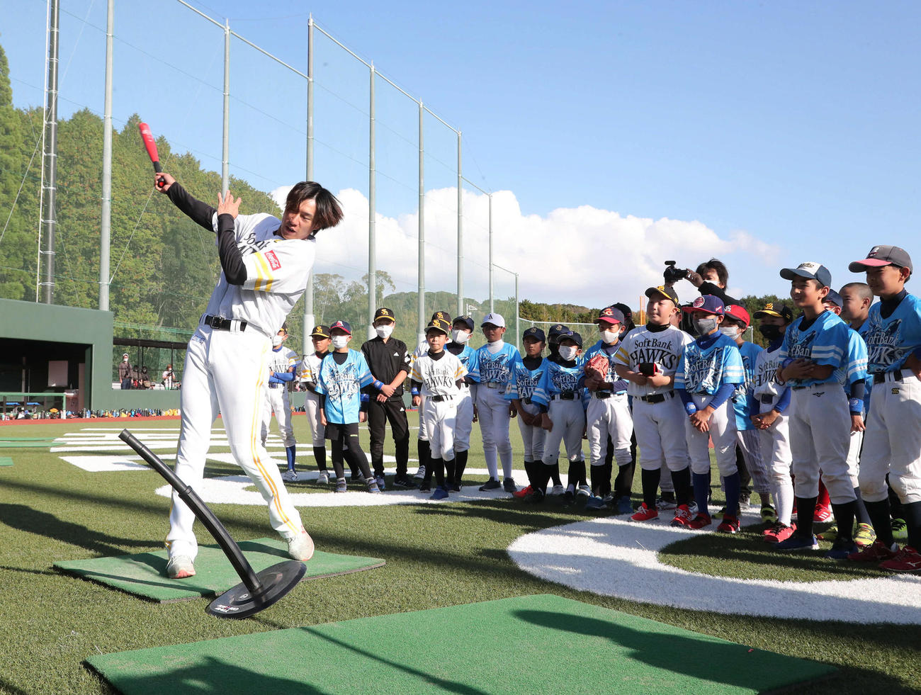 野球教室でお手本のフォームを披露する柳田（撮影・梅根麻紀）