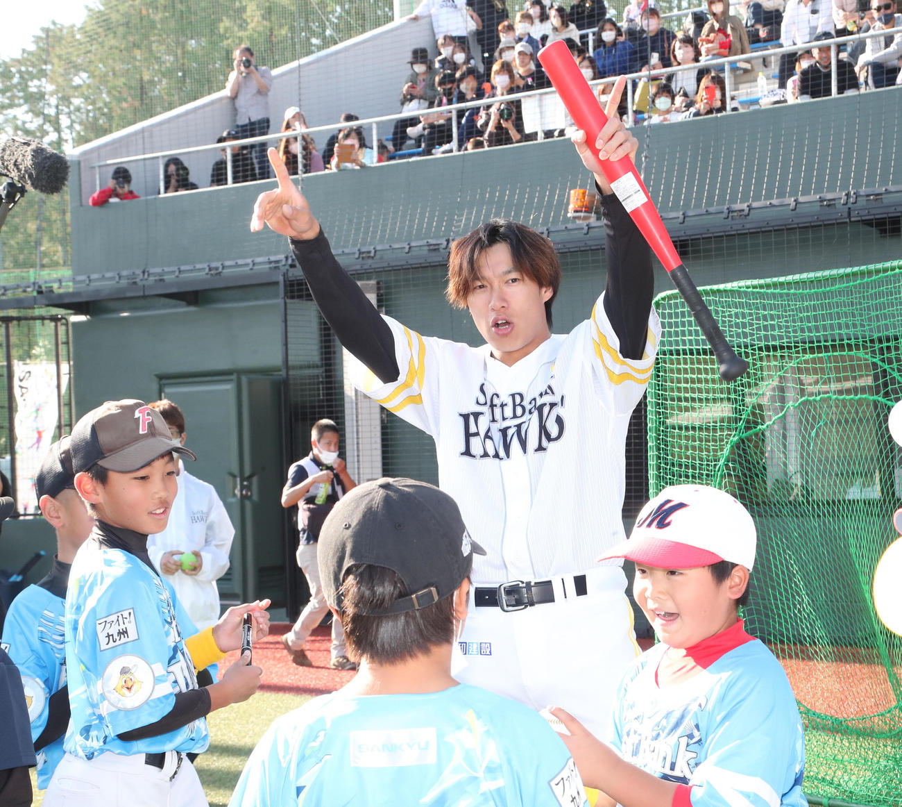 子どもたちを熱心に指導する柳田（撮影・梅根麻紀）