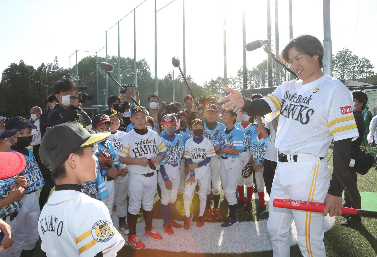 子どもたちを熱心に指導する柳田悠岐（撮影・梅根麻紀）