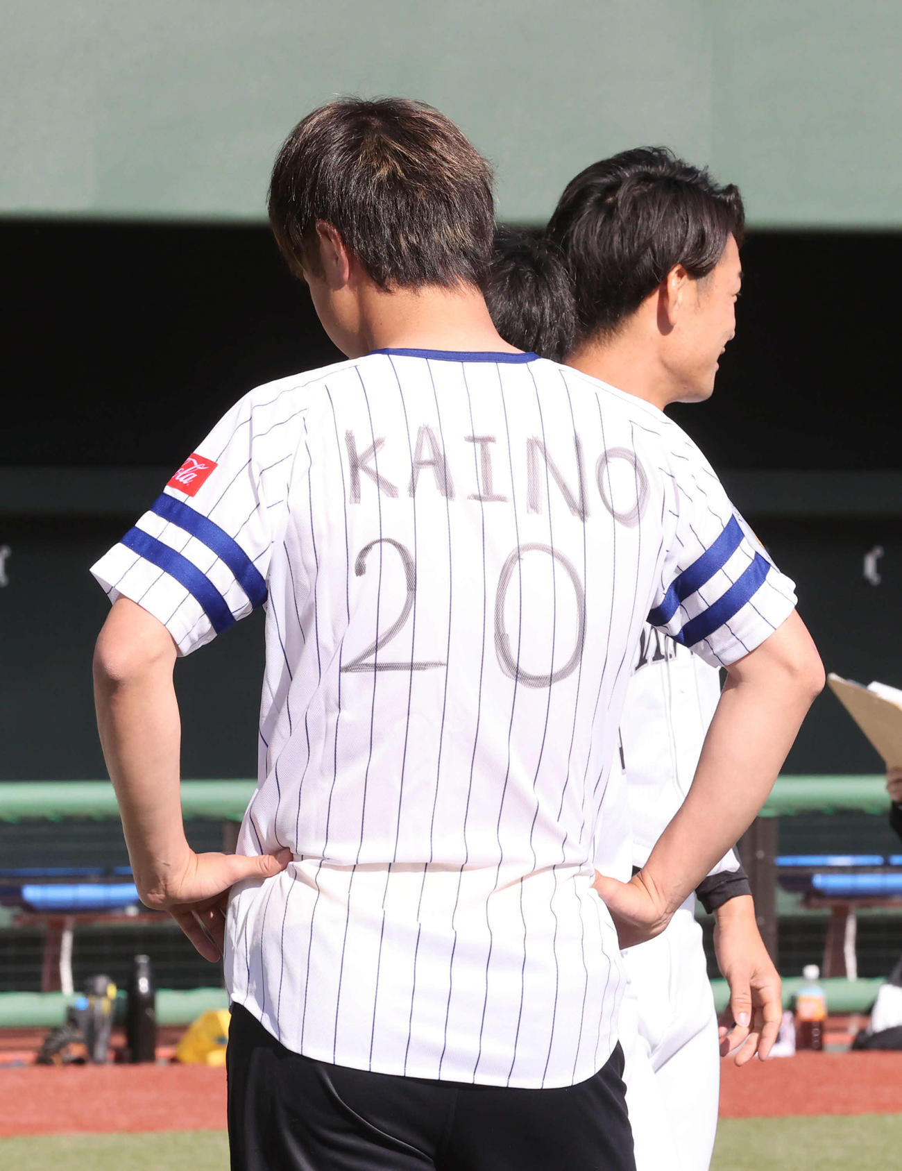 ユニホームを忘れた甲斐野の背中にはマジックで20と名前が書かれる（撮影・梅根麻紀）