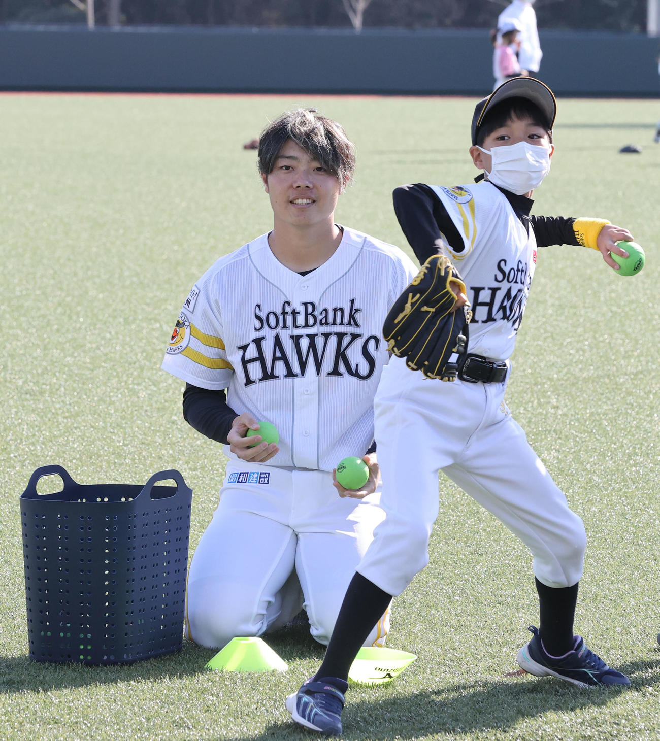 子どもたちを優しく指導する松本裕樹（撮影・梅根麻紀）
