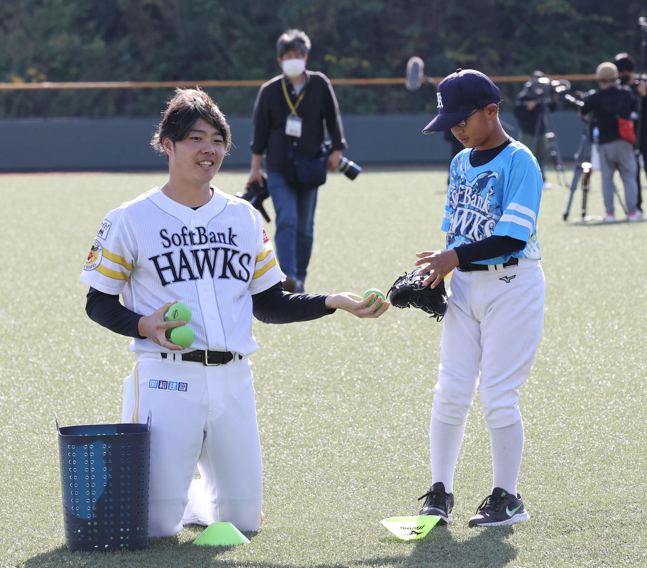 子どもたちに優しく指導する松本裕樹（撮影・梅根麻紀）
