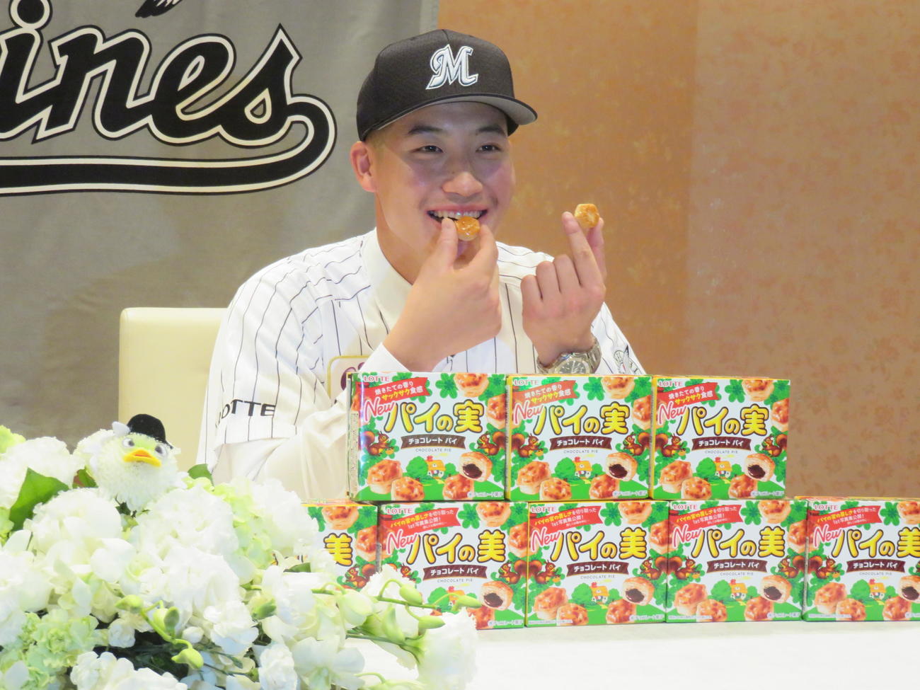 ロッテと契約を結んだドラフト1位の専大・菊地は好物のパイの実を笑顔でほおばる