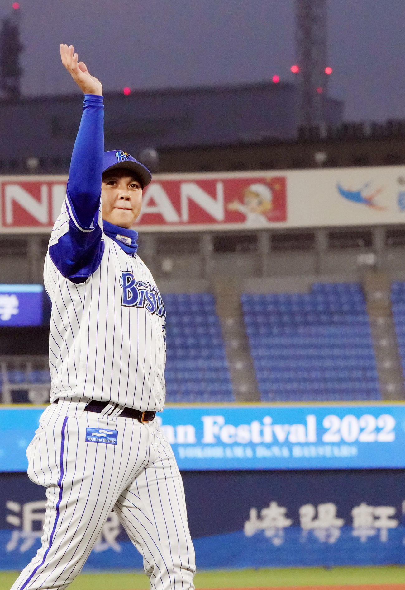 DeNAファン感謝祭　場内一周でファンに手を振る山崎（撮影・狩俣裕三）