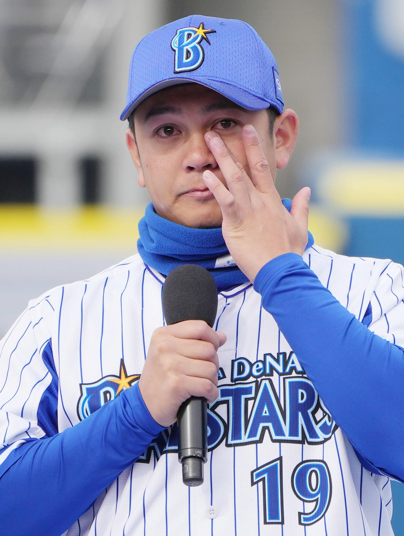 DeNAファン感謝祭で涙を流しながら、球団に残ることをファンの前で宣言する山崎（撮影・狩俣裕三）