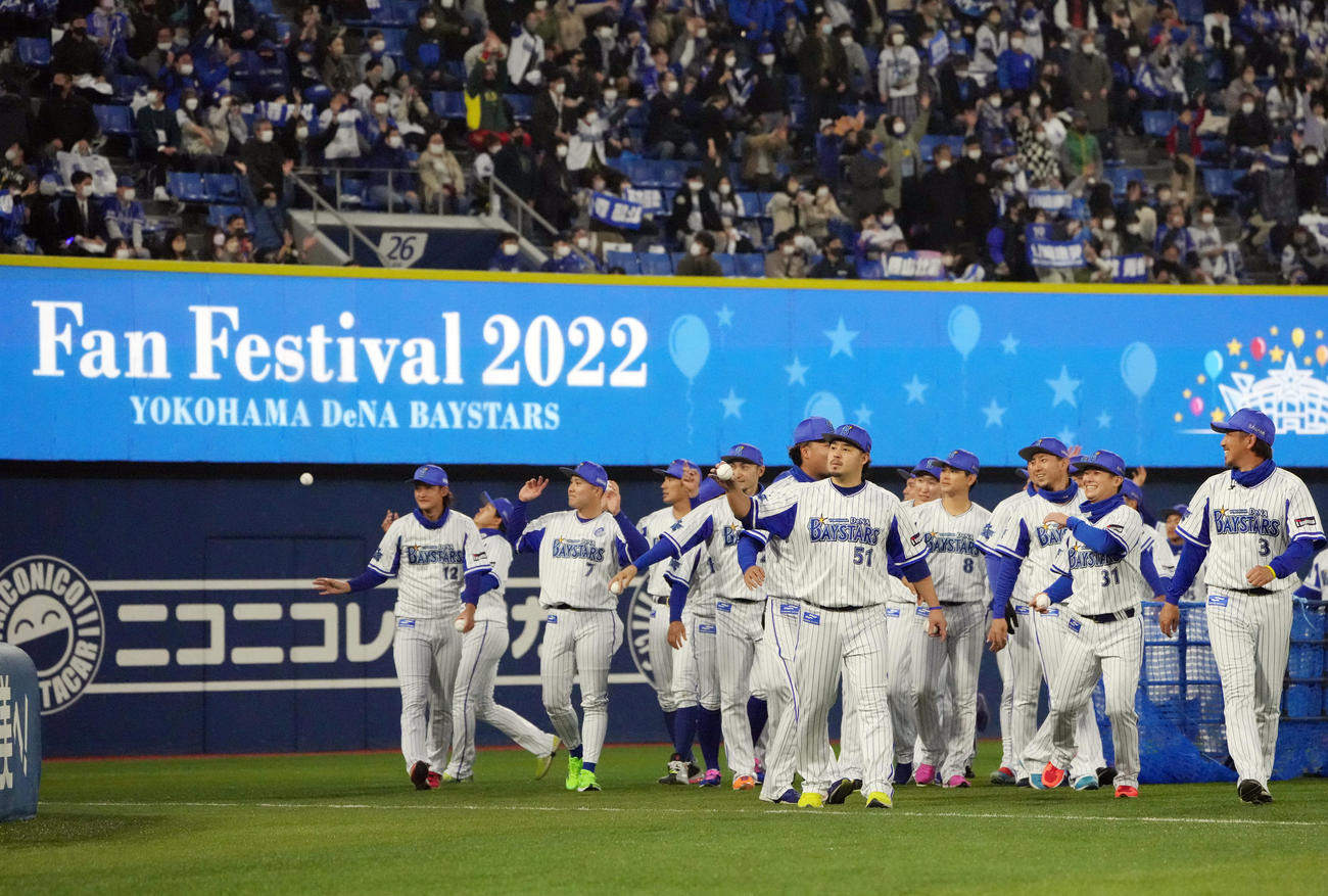 DeNAファン感謝祭の最後に場内一周する選手たち（撮影・狩俣裕三）