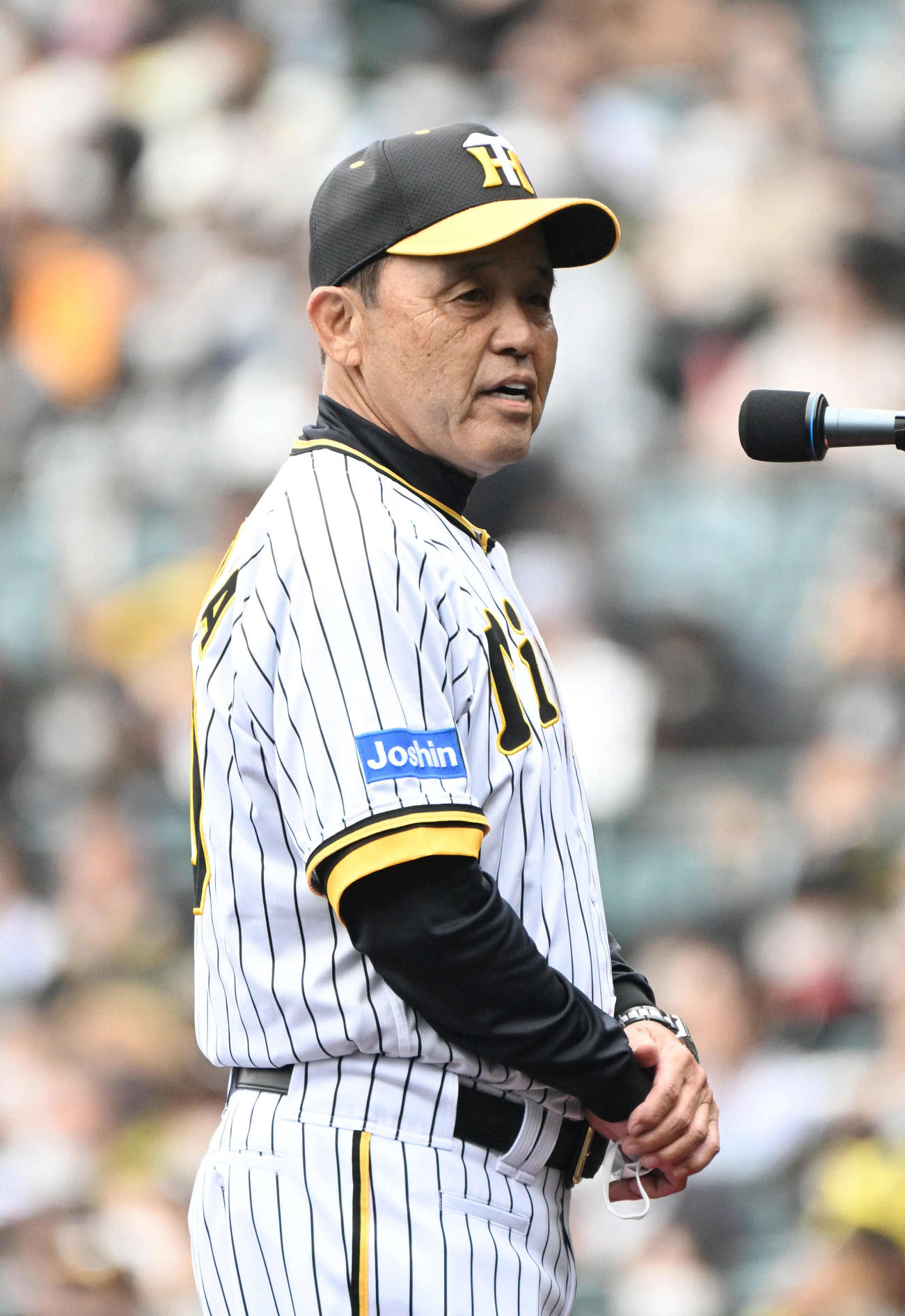 ファンにあいさつをする阪神岡田監督（撮影・石井愛子）