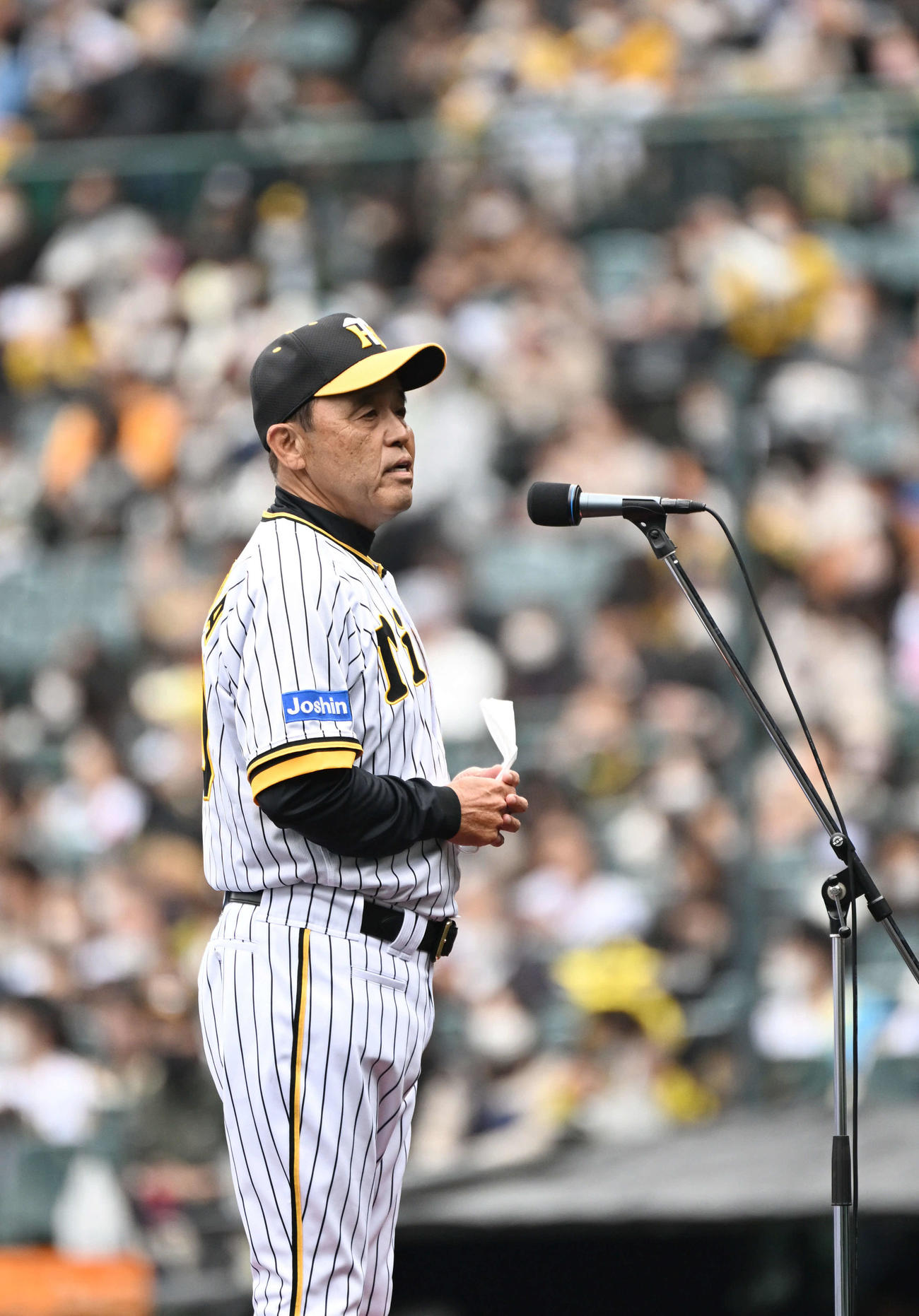 ファンにあいさつをする阪神岡田監督（撮影・石井愛子）