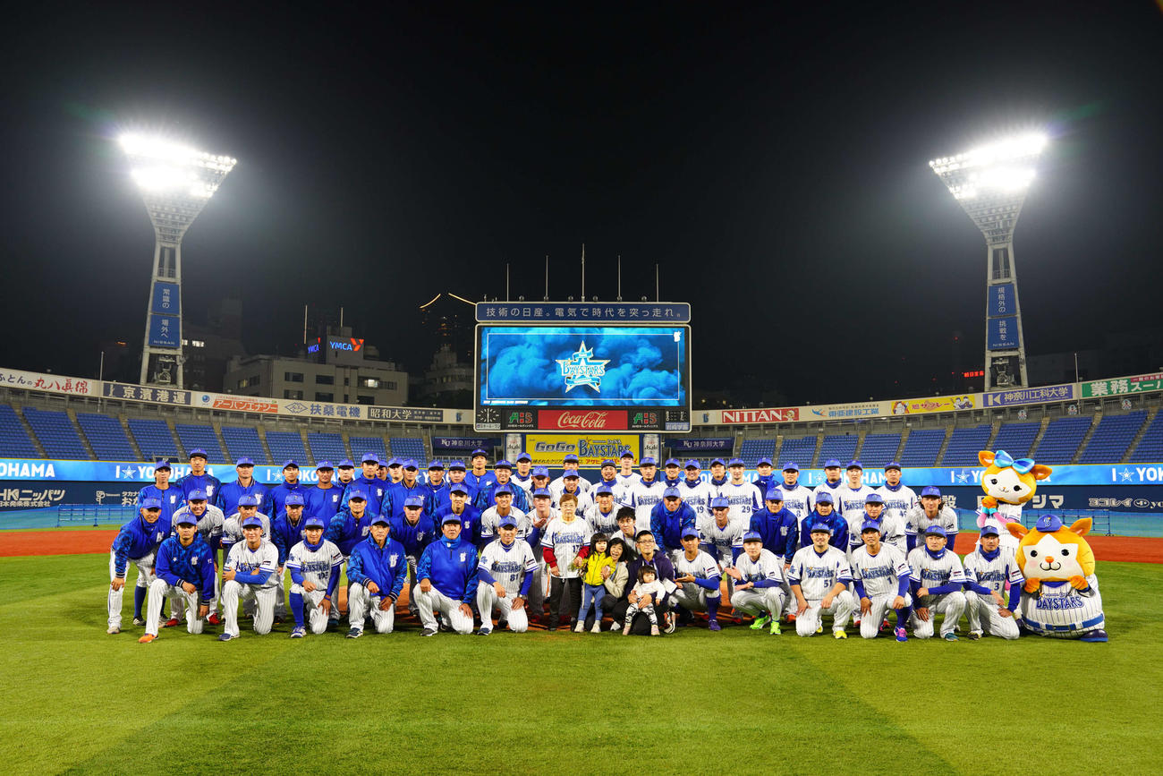 DeNAのチーム関係者と写真に納まる横浜スタジアムのランドリー担当を勇退する稲葉記子さん（球団提供）