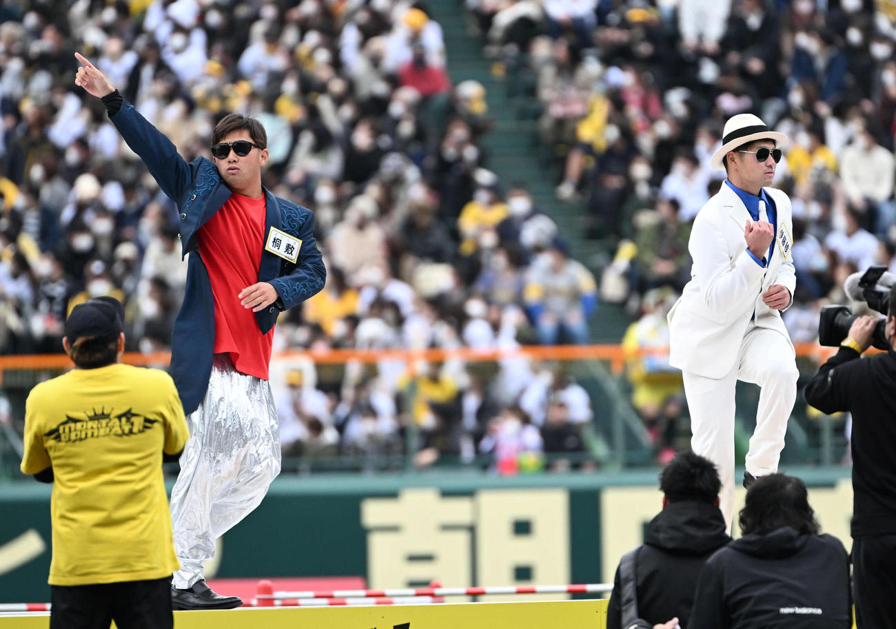 若虎即興ダンスバトル決勝でダンスをする（左から）阪神桐敷、伊藤稜（撮影・石井愛子）