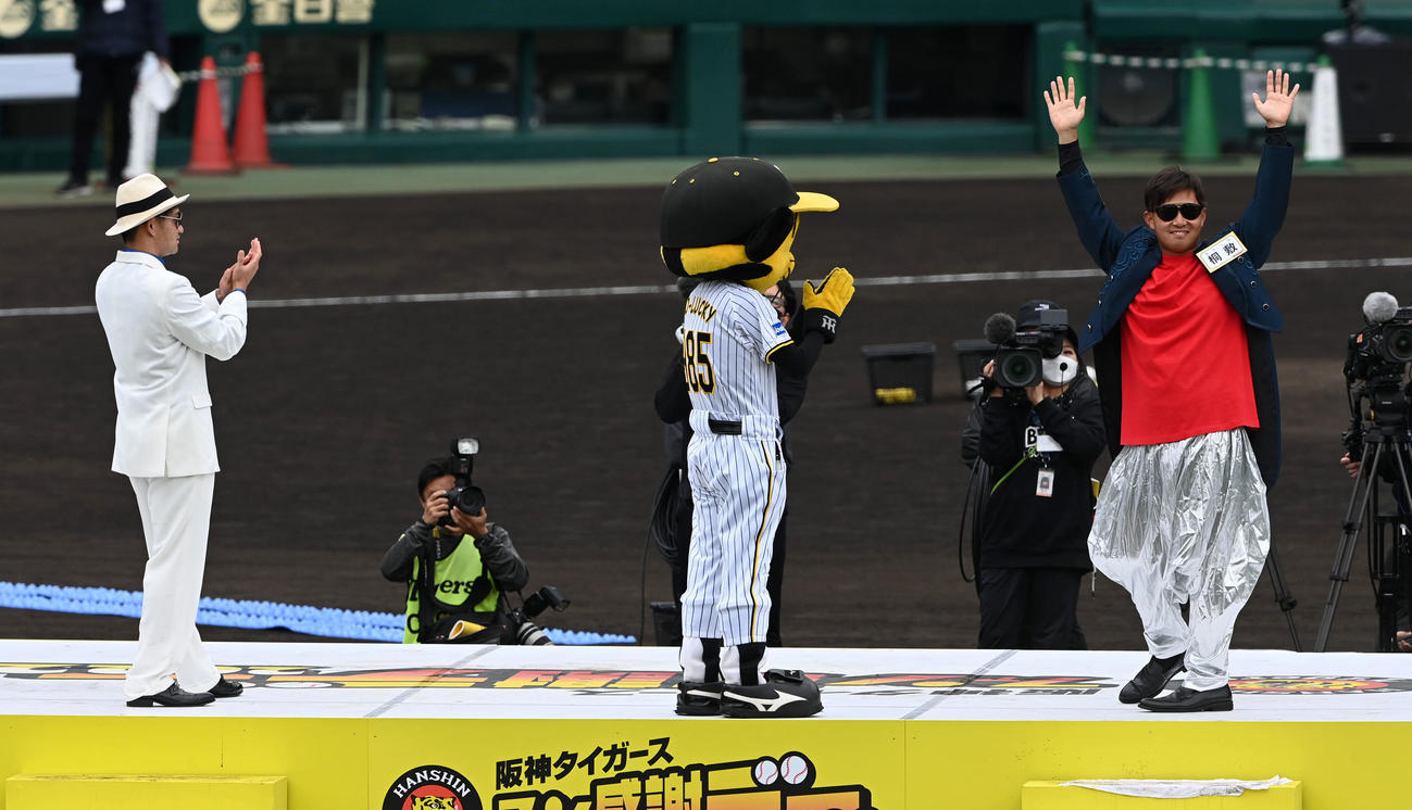 ダンスバトルで伊藤稜（左）を破り優勝、喜ぶ桐敷（撮影・前岡正明）