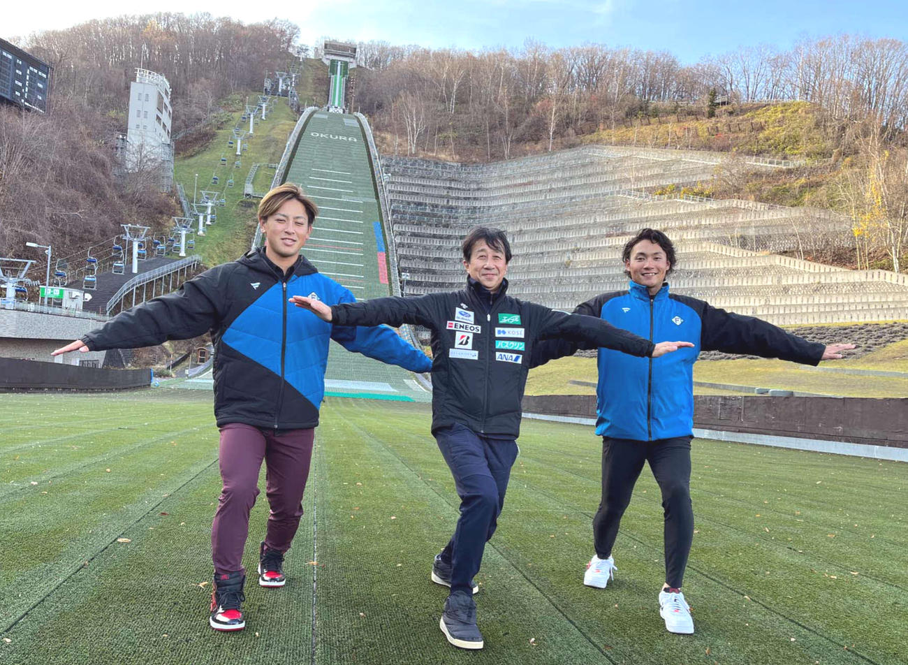 大倉山ジャンプ競技場で着地のポーズを決める（左から）日本ハム河野、原田氏、日本ハム伊藤（撮影・永野高輔）