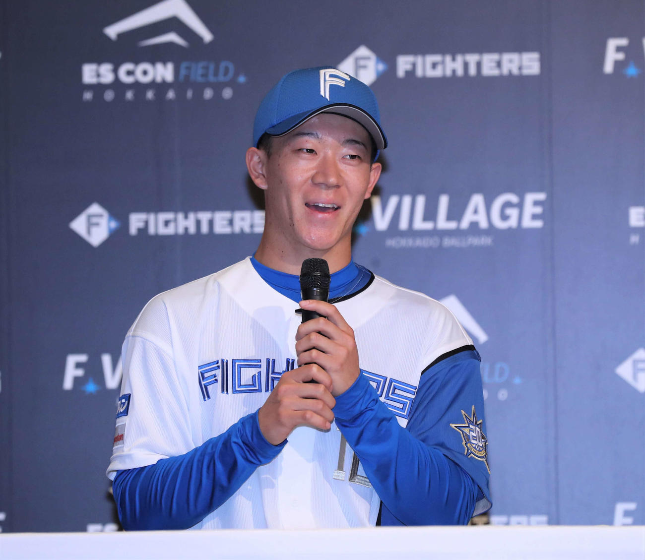 日本ハム新入団選手発表会見で話す1位矢沢（撮影・黒川智章）