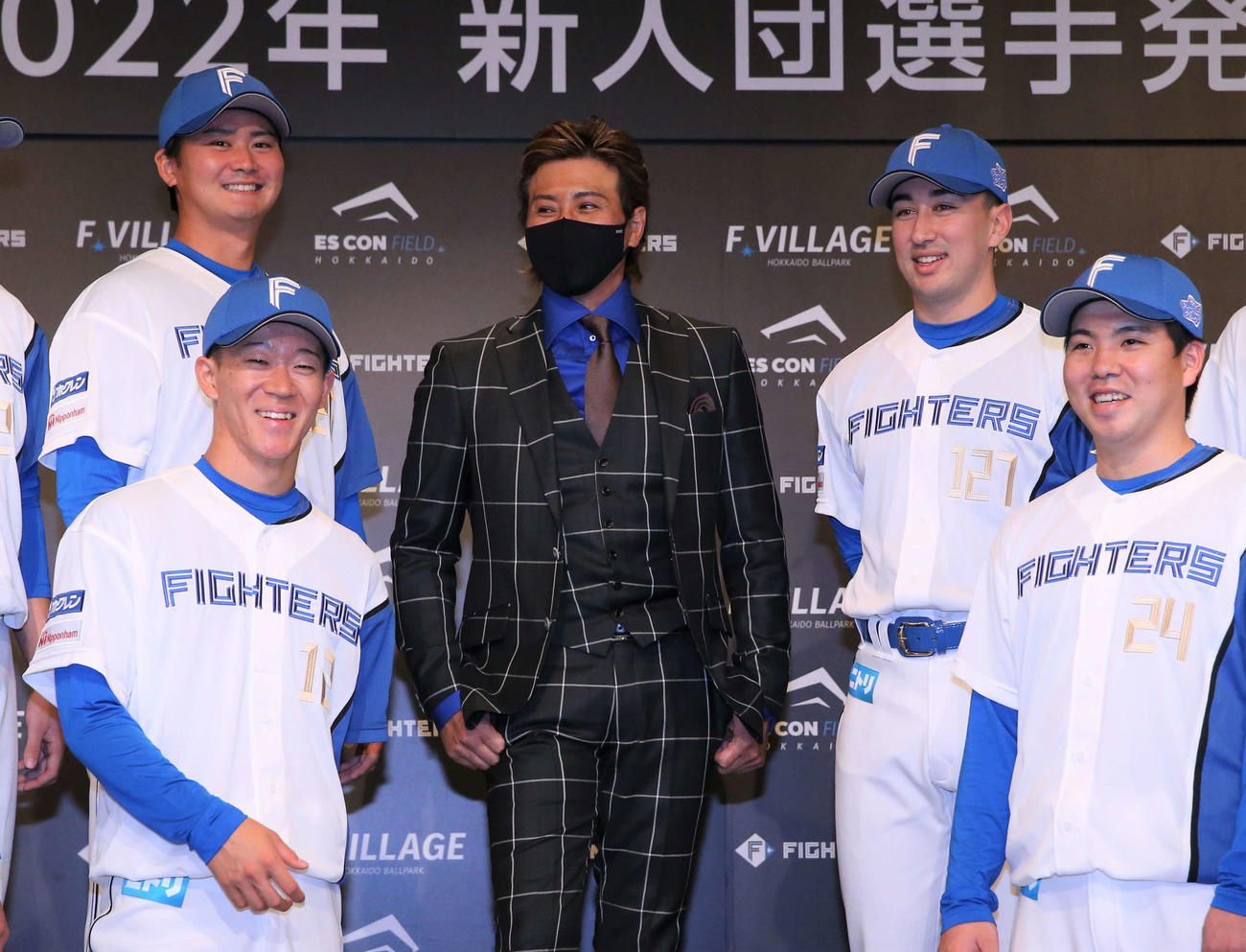 日本ハム新入団選手発表会見で選手と談笑する新庄監督（中央）。前列左は1位矢沢、右は2位金村、後列左は育成2位中山、右は育成3位山口（撮影・黒川智章）